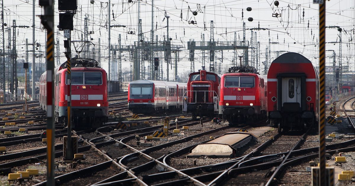 Nach Zusammenstoß von Güterzügen in Deutschland ist eine wichtige Strecke, die von Berlin nach Westen führt, gesperrt |  iRADIO