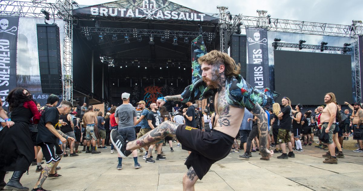 V josefovské pevnosti začal festival metalové hudby Brutal Assault. Nabídne  až 150 kapel | iROZHLAS - spolehlivé zprávy