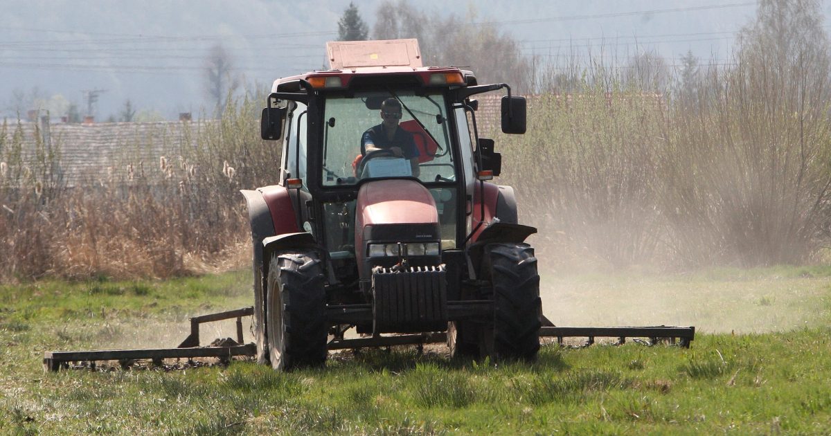 Ein junger Mann in Deutschland hat mit einem Traktor einen Hochspannungsmast umgerissen.  Tausende Menschen sind ohne Strom iRADIO