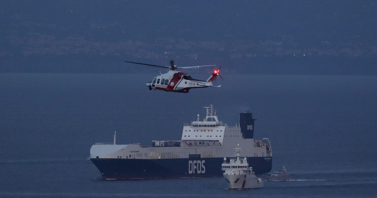 Nei pressi di Napoli i migranti hanno cercato di impadronirsi della nave turca.  Unità militare speciale interviene nave |  iRADIO