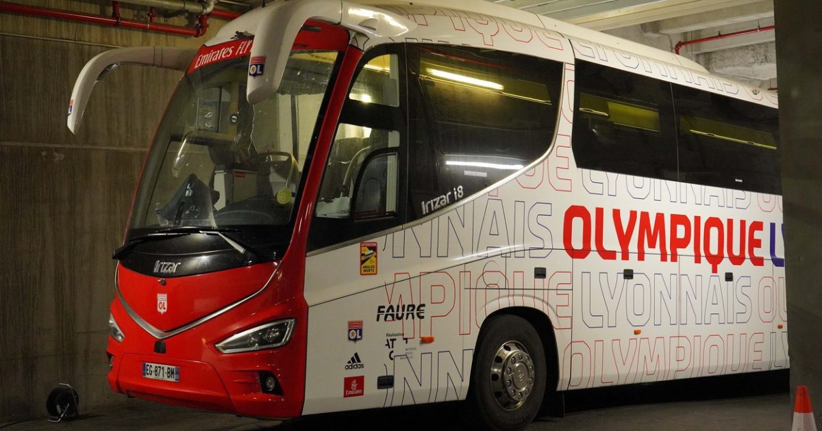 Des supporters marseillais attaquent le bus de Lyon et blessent l’entraîneur, l’arbitre reporte alors le match |  iRADIO