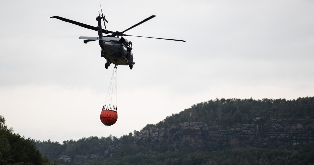 Per il sesto giorno, i vigili del fuoco hanno spento gli incendi nella Svizzera ceca.  Gli aiuti italiani devono volare |  iRADIO