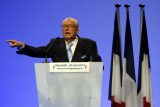 zvedl čestný předseda nacionalistické Národní fronty Jean-Marie Le Pen při vystoupení v Marseilli