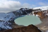 Jezero Viti v kaldeře sopky Askja na Islandu. Za hřebenem se rozkládá další, větší jezero Öskjuvatn