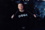 Musk s tričkem s nápisem DOGE (Úřad pro efektivitu vlády)