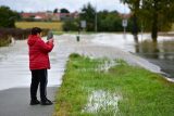 Zaplavená silnice mezi Mněticemi a Černou za Bory