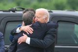 Hunter Biden a Joe Biden v objetí po verdiktu soudu v Delaware