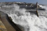 Bouře Ophelia, která v pondělí dorazila k Britským ostrovům, již zasáhla plnou silou Irsko.