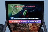 Obří obrazovka v Pekingu ukazuje mapu z vojenských cvičení, která provádí Čína v oblastech kolem ostrova Tchaj-wan (fotografie z 23. května)