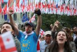 Demonstranti na protestují proti zákonu o „zahraničních agentech&quot; poté, co gruzínský parlament přehlasoval prezidentské veto zákona