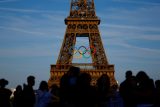 Logo olympijských her na pařížské Eiffelově věži