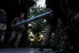 Příslušníci ukrajinské armády nabíjejí náboje do raketového systému RM-70 Vampire poblíž frontové linie v Doněcké oblasti