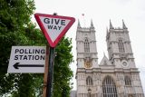 Cedule u Westminsterského opatství ukazuje směr do volební místnosti