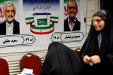 V druhém kole íránských prezidentských voleb zvítězil reformní kandidát Masúd Pezeškján (vpravo)