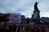 Lidé se shromažďují na náměstí Republiky po dílčích výsledcích druhého kola předčasných parlamentních voleb v Paříži, 7. července 2024