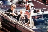 John F. Kennedy a Jackie Kennedyová v Dallasu 22. listopadu 1963