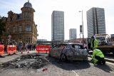 Odstraňování ohořelého auta po nočních násilných demonstracích proti imigrantům v britském Sunderlandu, 3. srpna 2024