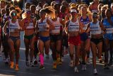 Na start olympijského maratonu vyběhla i Tereza Hrochová (růžové podkolenky) a Moira Stewartová