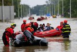 Záchranáři evakuují na člunech obyvatele postižené povodněmi po přívalových deštích, které způsobily záplavy v Ostravě