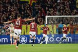 Fotbalisté Sparta slaví gól Qazima Laciho do sítě Salcburku