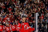 Hokejista New Jersey Devils Jonathan Kovacevic slaví druhý gól svého týmu v zápase s Buffalem Sabres