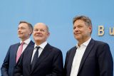 Německý kancléř Olaf Scholz (SPD) (uprostřed) a jeho koaliční partneři ministr financí Christian Lindner (FDP) (vlevo) a ministr hospodářství Robert Habeck (Zelení) (vpravo)