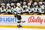 Kapitán LA Kings Anže Kopitar (11) oslavuje gól se svými spoluhráči