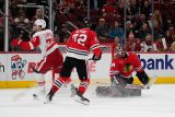 Brankář Petr Mrázek nezastavil v hokejové NHL střelce Detroitu a jeho Chicago po dvou předchozích výhrách na domácím kluzišti prohrálo 1:4