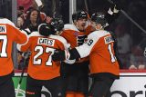 Hokejisté Philadelphia Flyers oslavují gól Ryana Poehlinga