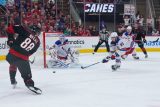 Martin Nečas v dresu Caroliny Hurricanes proti New York Rangers