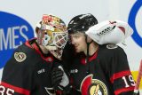 Brankář Ottawy Senators Linus Ullmark (35) a pravé křídlo Drake Batherson (19) se radují z výhry nad Anaheimem Ducks