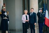 Francouzský prezident Emmanuel Macron vítá v Elysejském paláci šéfku Evropské komise Ursulu von der Leyenovou