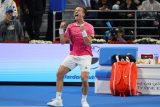 Jiří Lehečka slaví po výhře nad Carlosem Alcarazem ve čtvrtfinále turnaje ATP v katarské Dauhá