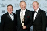 Gene Hackman (uprostřed) s Cenou Cecila B. DeMilla během předávání Zlatých glóbů v roce 2003. Kolem něj předávající herci Robin Williams (vlevo) a Michael Caine (vpravo)