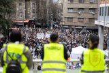 Studenti a protivládní demonstranti blokují přístup do budov srbské státní televize a rozhlasu (RTS) v Bělehradě