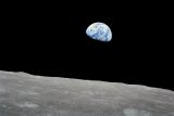 Apollo 8, první pilotovaná mise na Měsíc, vstoupilo na oběžnou dráhu Měsíce na Štědrý den 24. prosince 1968. Velitel Frank Borman, pilot velitelského modulu Jim Lovell a pilot lunárního modulu William Anders uskutečnili přímý přenos z oběžné dráhy Měsíce, v němž ukázali snímky Země a Měsíce, jak je viděli z kosmické lodi