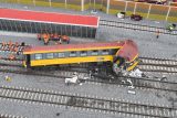 Správa železnic odstraňuje následky srážky vlaků u Pardubic. Na fotografii nejvíce poškozený první vagon expresu RegioJetu (fotografie ze 7. června 2024)