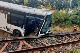 V Karlových Varech po nehodě spadl autobus z mostu do kolejiště