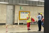 Technici prohlíží i zbytek stropu ve stanici metra