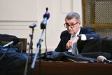 Obžalovaný Andrej Babiš si před závěrečnou řečí během krátké přestávky soudu přikryl své přípravy kabátem