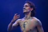 Sergej Polunin si na hruď a ramena si nechal udělat tři tetování s Putinem, zároveň má pravé ruce trojzubec - ukrajinský státní symbol