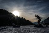 Kolem areálu z několika stran zasněžené vrcholy Savojských Alp, nad nimi azurové nebe a pod nimi desítky horských chalup. To je Le Grand Bornand