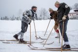 Lyžaři na trati historického mistrovství v lyžování