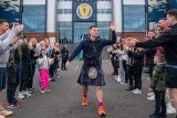 Skota Craiga Fergusona na cestě z Glasgow vyprovázely na začátku května desítky fanoušků