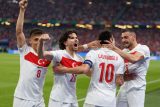 Turečtí fotbalisté slaví gól do sítě Česka