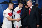 Arda Güler si podává ruku s tureckým prezidentem Recepem Tayyip Erdogan