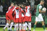 Fotbalisté Slavie se radují ze vstřeleného gólu v duelu proti Bohemians