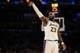 LeBron James v dresu Los Angeles Lakers