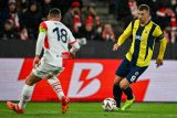 Útočník Fenerbahce Edin Džeko v zápase Evropské ligy proti Janu Bořilovi