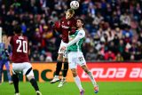 Fotbalista Sparty Filip Panák v souboji s jabloneckým Jakubem Martincem